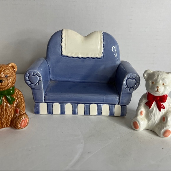 Vintage Vandor Bears On Couch Sofa Salt Pepper Shakers Set Christmas Taiwan 1990 - Picture 5 of 9